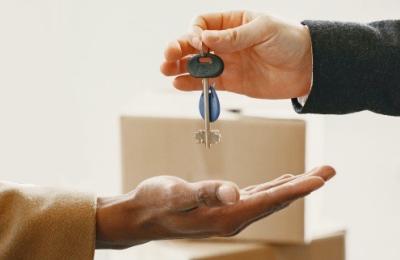 A realtor handing the keys to a homeowner